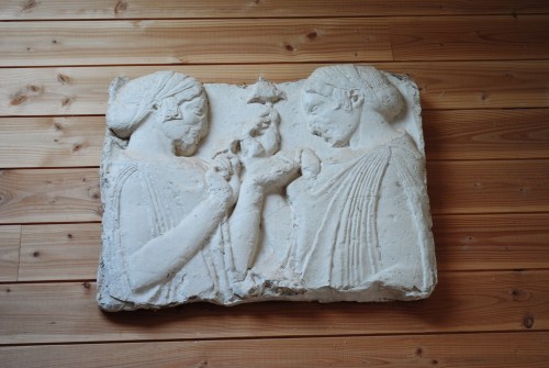riproduzione del Bassorilievo di Farsalo nell'atelier di Élodie - Photo https://provenzadascoprire.wordpress.com/ ©